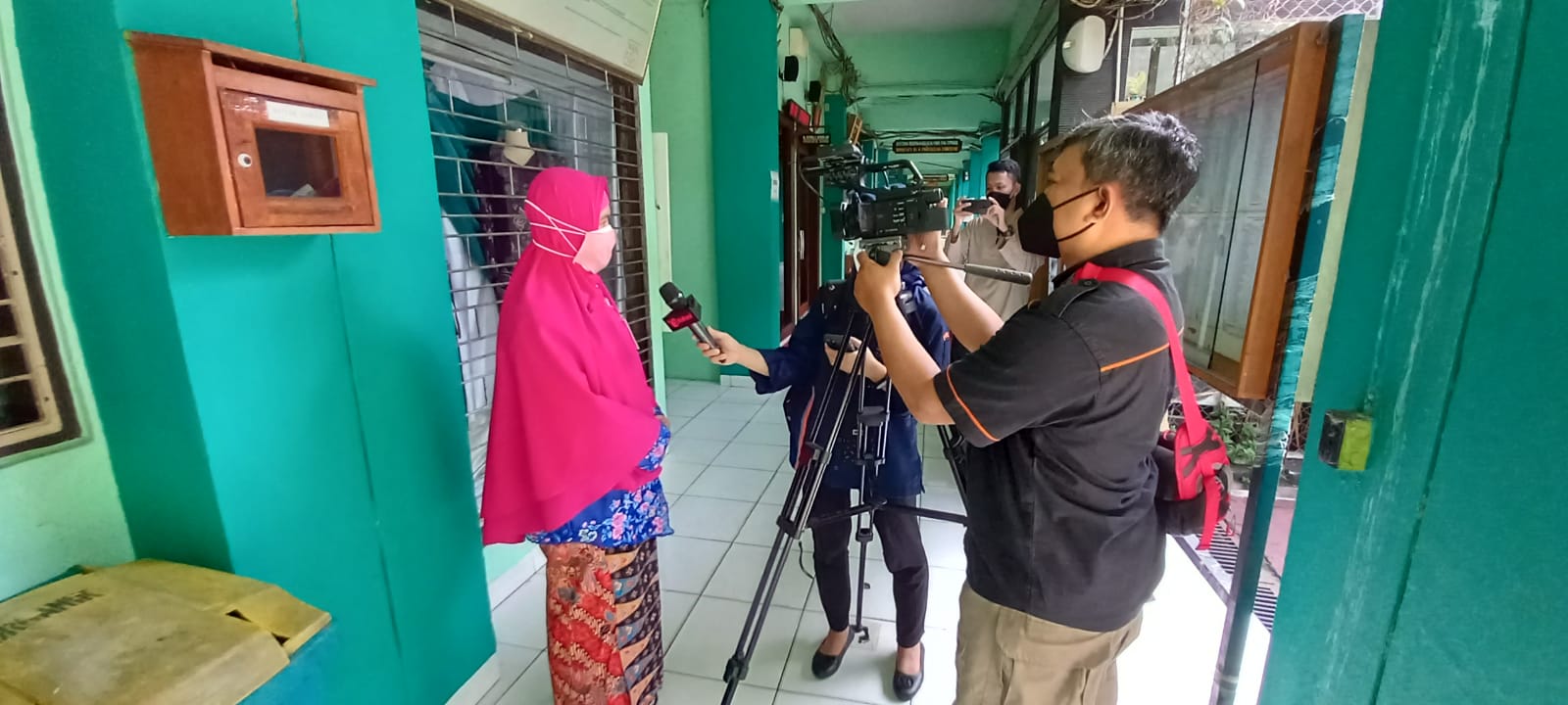 Salah satu guru sedang diwawancarai oleh kemendikbudristek